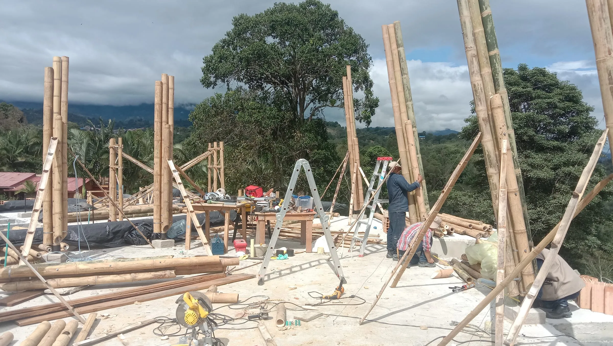 Casa Anolaima — se levantan las columnas