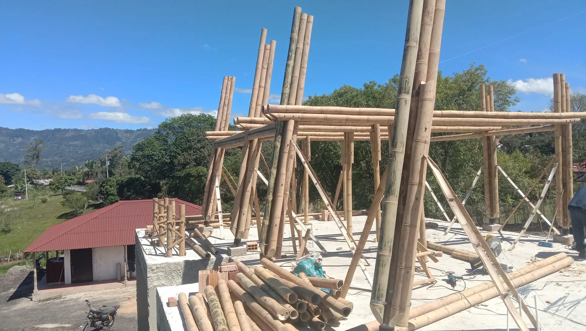 Casa Anolaima — se levantan las columnas