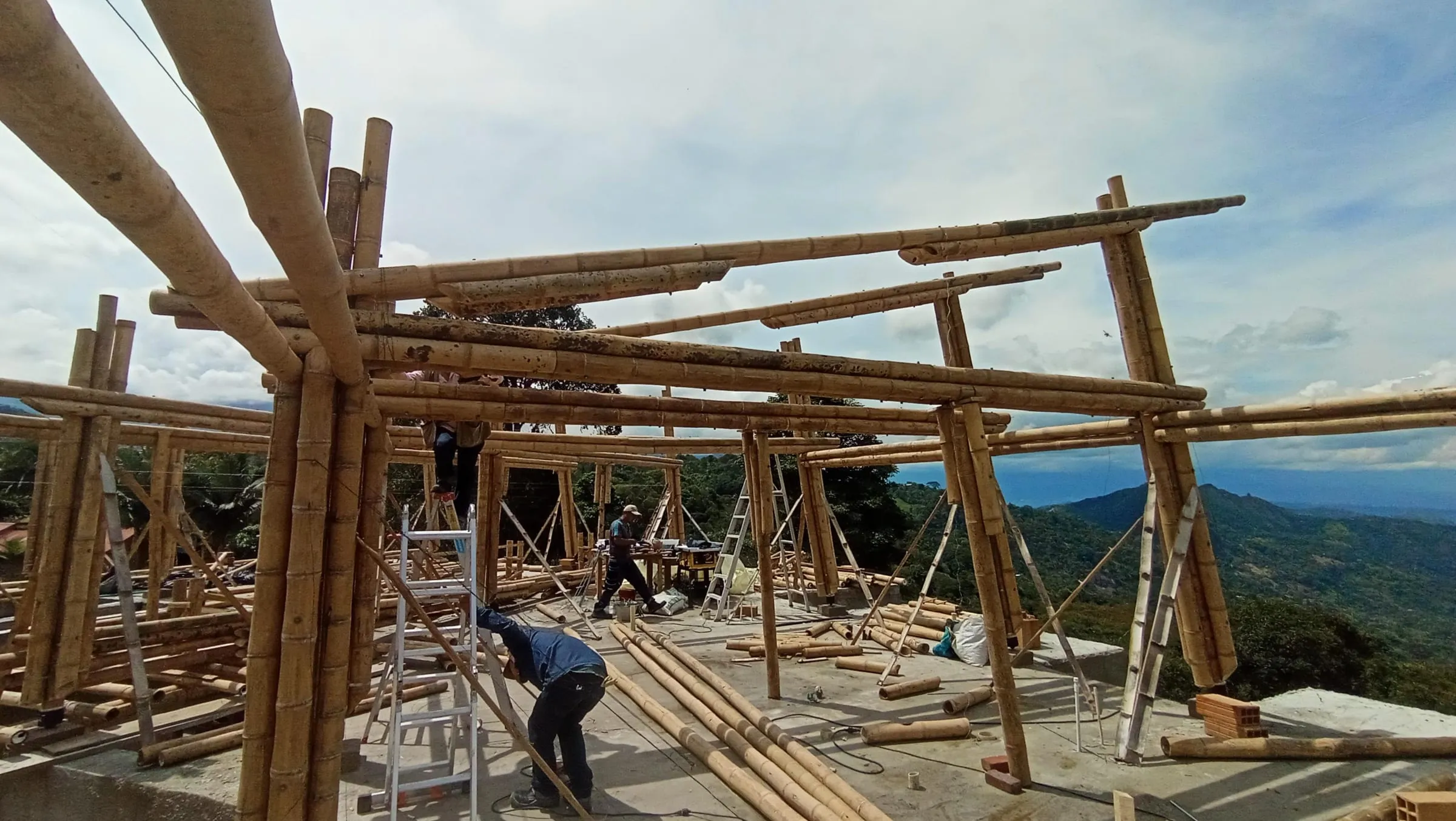 Casa Anolaima — se levantan las columnas