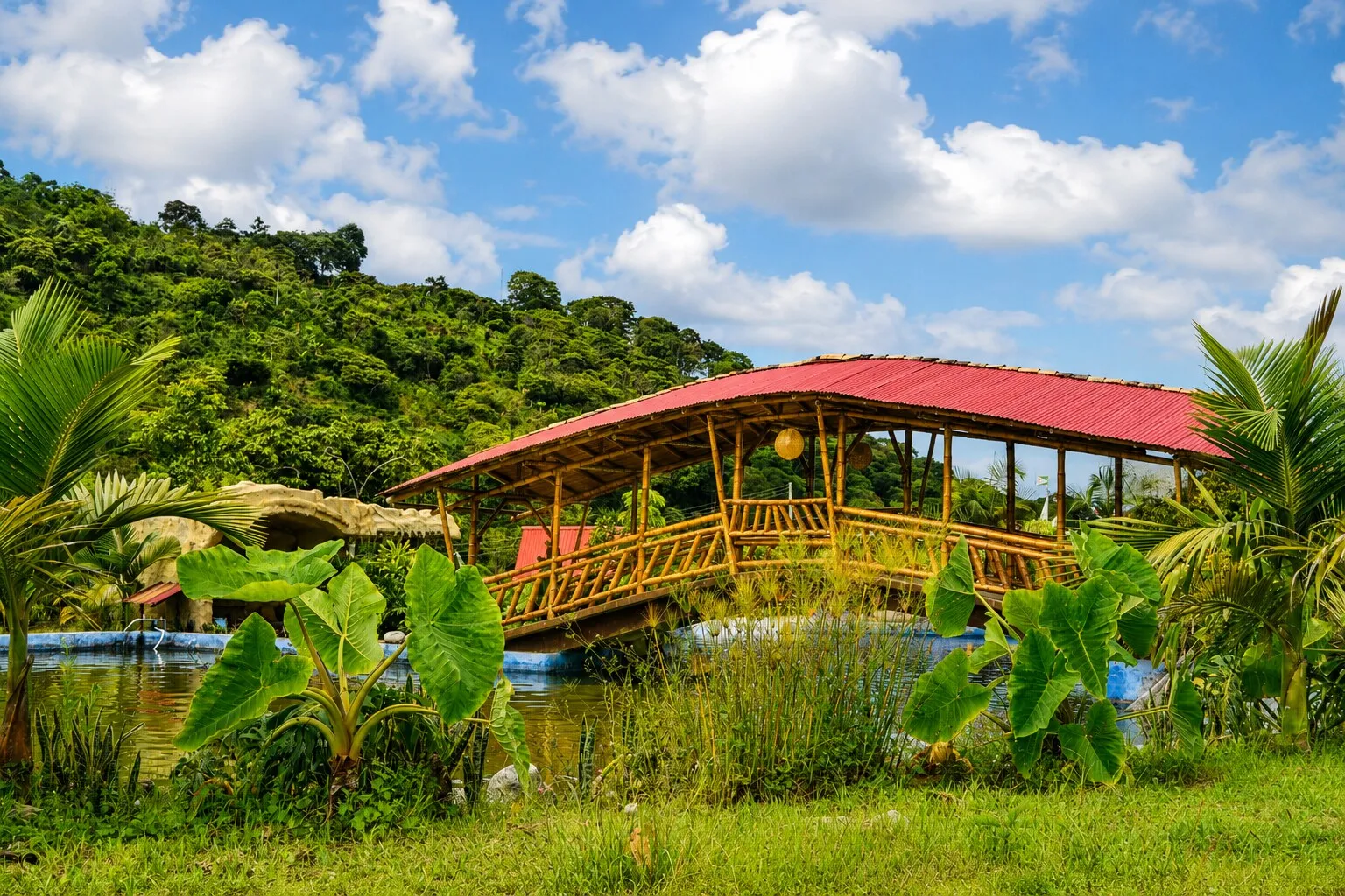 Puente Sumak — obra en guadua