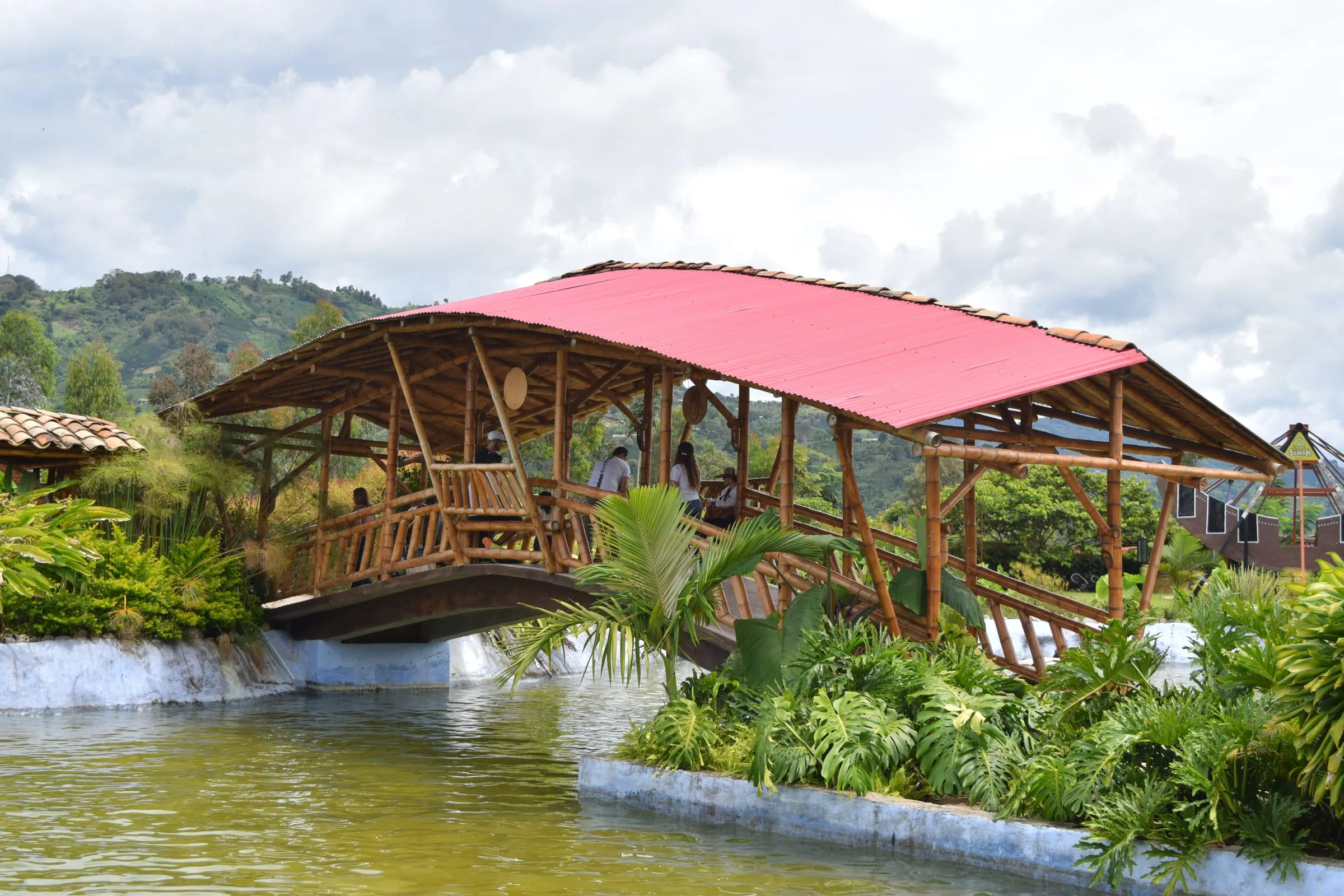 Puente Sumak — obra en guadua