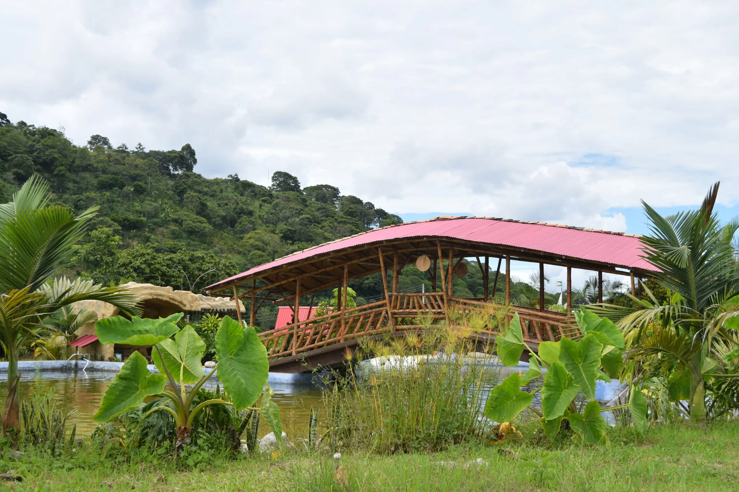 Puente Sumak — obra en guadua